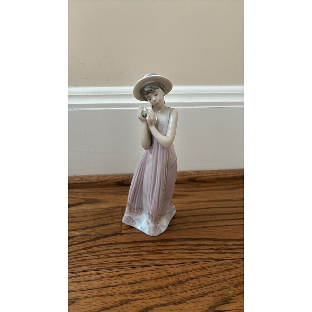 LLADRO 5646 CINDY GIRL WITH FLOWERS FIGURINE 8 1/2"